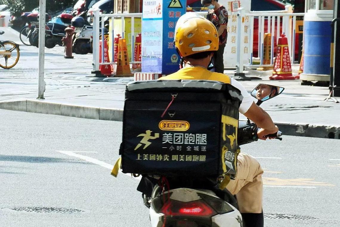 女騎手將女兒裝外賣箱送外賣