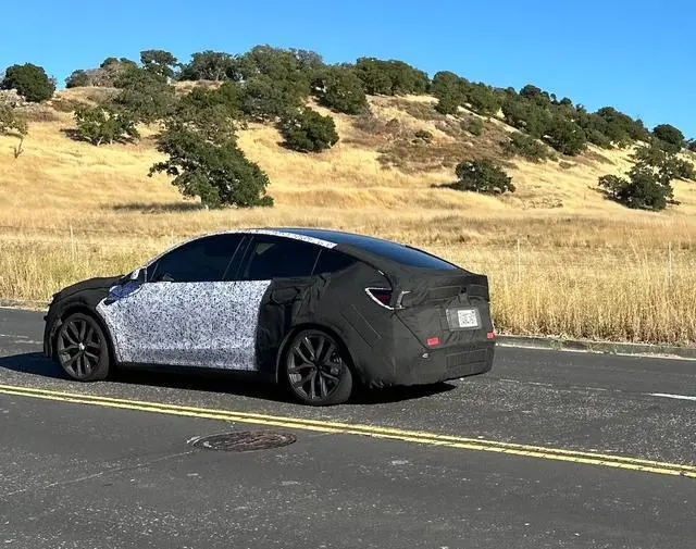 特斯拉新Model Y Performance原型路測圖曝光