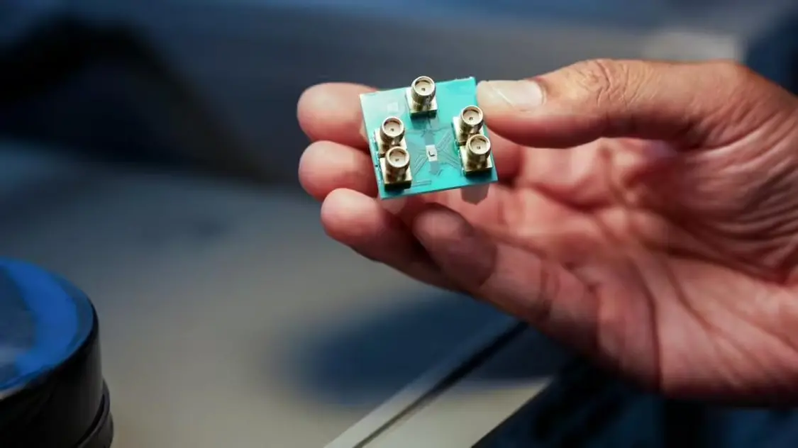 全球首款“微波大腦”問世:未來手機芯片AI通信一體化,既當大腦又當天線 The low-power microchip researchers call a “microwave brain” is the first processor to compute on both ultra-fast data signals and wireless communication signals by harnessing the physics of microwaves.