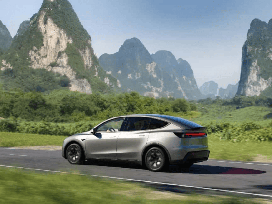 特斯拉Model Y L上市33.9萬起 與理想i8同價位你選誰?