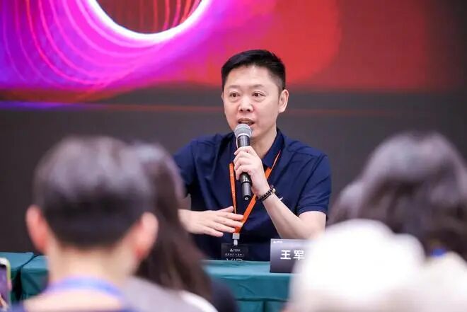 李書福傳棒印奇:吉利智駕布局收官 李書福傳棒印奇:吉利智駕布局收官